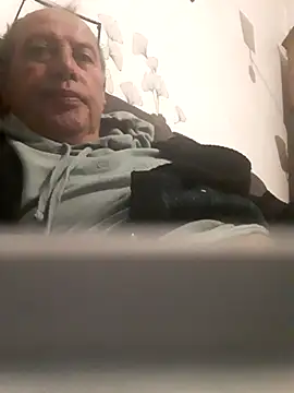 Snapshot of Vince072 chatting on October 2025 03:45:01 AM Vince072 online show from October 2025 03:45:01 AM