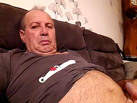 Snapshot of Vince072 chatting on November 2025 04:12:01 AM Vince072 online show from November 2025 04:12:01 AM