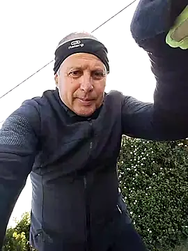 Snapshot of Vince072 chatting on April 2026 07:31:01 AM Vince072 online show from April 2026 07:31:01 AM