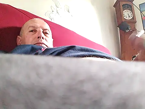 Snapshot of Vince072 chatting on May 2026 09:25:01 AM Vince072 online show from May 2026 09:25:01 AM