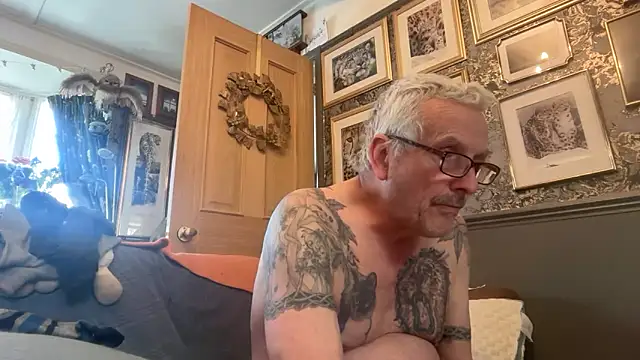 Snapshot of poggles chatting on March 2026 03:28:02 PM poggles online show from March 2026 03:28:02 PM