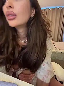 Snapshot of LunaBex chatting on June 2026 04:32:02 AM LunaBex online show from June 2026 04:32:02 AM