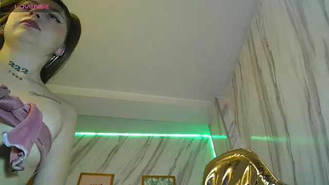 Snapshot of madelen_b chatting on September 2025 07:49:02 PM madelen b online show from September 2025 07:49:02 PM