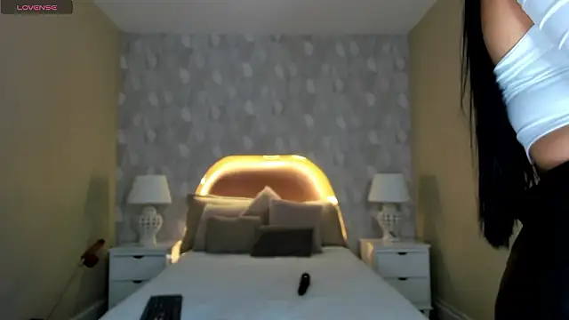 isabella milf  online show from March 2026 12:18:01 PM