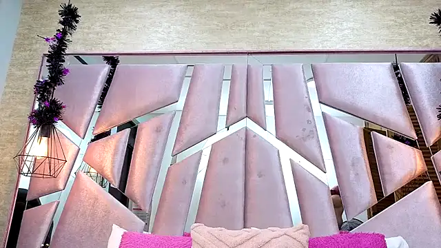 ThaliaCross online show from November 2025 08:00:01 PM