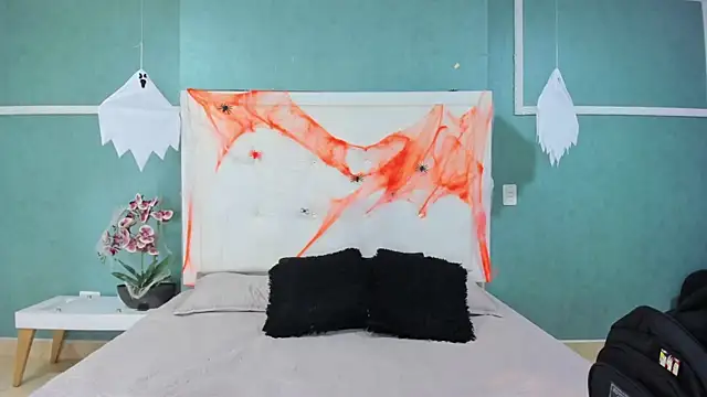 ania gomez online show from October 2025 01:07:01 PM