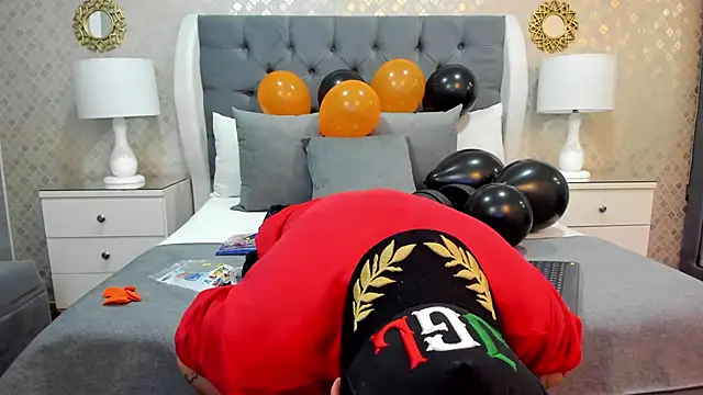 ZoeKrug online show from October 2025 07:25:02 PM