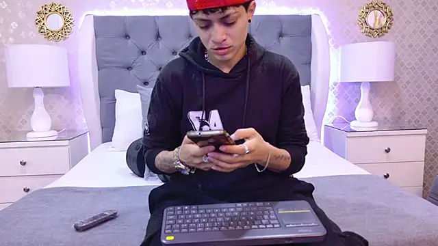 ZoeKrug online show from November 2025 12:00:02 PM