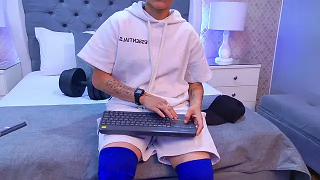 ZoeKrug online show from November 2025 08:00:01 PM