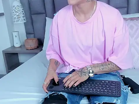 Snapshot of ZoeKrug chatting on February 2026 05:43:01 PM ZoeKrug online show from February 2026 05:43:01 PM