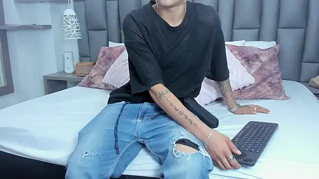 Snapshot of ZoeKrug chatting on February 2026 12:12:01 PM ZoeKrug online show from February 2026 12:12:01 PM