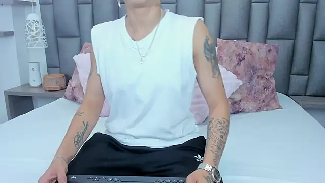 Snapshot of ZoeKrug chatting on February 2026 12:27:01 PM ZoeKrug online show from February 2026 12:27:01 PM