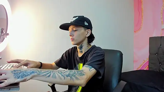 Snapshot of StraightBoy_Nick chatting on October 2025 09:45:01 PM StraightBoy Nick online show from October 2025 09:45:01 PM