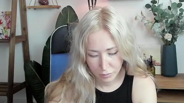 Snapshot of AstraMonroe chatting on June 2026 11:34:02 AM AstraMonroe online show from June 2026 11:34:02 AM