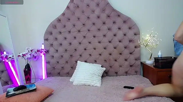 Snapshot of _Agata_ chatting on September 2025 07:11:02 AM Agata online show from September 2025 07:11:02 AM