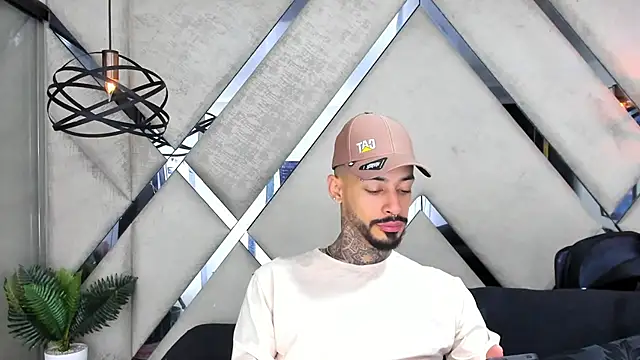 VinzenzRizzo online show from October 2025 04:13:01 AM