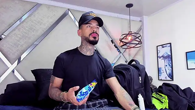 VinzenzRizzo online show from November 2025 05:39:02 AM