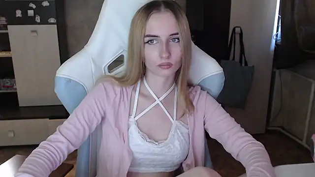 Snapshot of Cutti_Crystal chatting on September 2025 06:07:01 AM Cutti Crystal online show from September 2025 06:07:01 AM