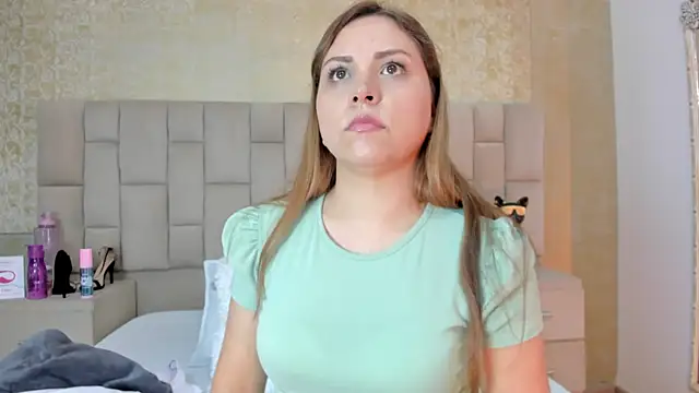 cloesummerr  online show from October 2025 01:11:01 PM