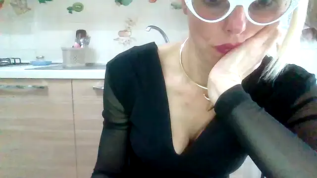 Snapshot of Kelly80 chatting on April 2026 03:42:02 PM Kelly80 online show from April 2026 03:42:02 PM