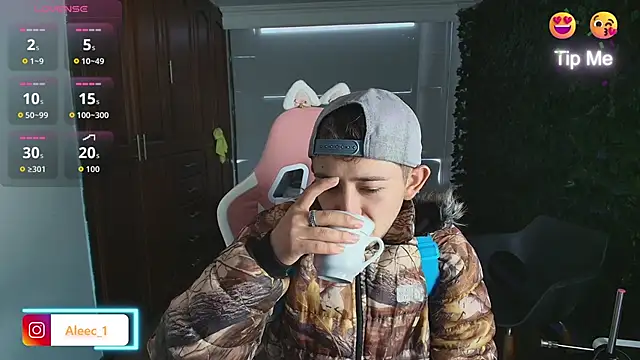 Aleecandrews online show from October 2025 07:04:02 PM