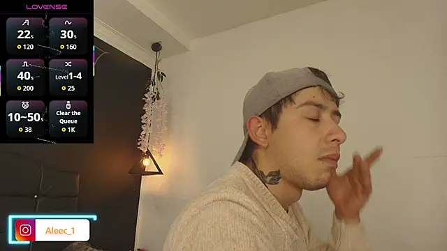 Aleecandrews online show from December 2025 07:09:01 PM