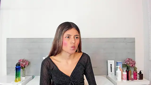 sunnyWhitee online show from April 2026 07:18:02 PM