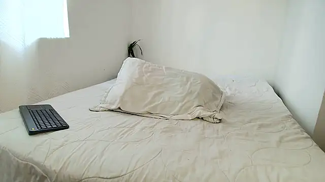 IsaXander743 online show from February 2026 06:57:01 PM