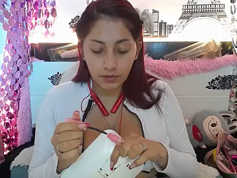 Snapshot of Nicol_V chatting on September 2025 04:05:02 AM Nicol V online show from September 2025 04:05:02 AM