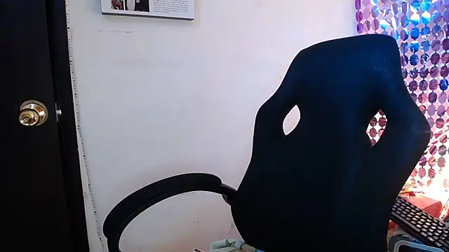 Snapshot of Nicol_V chatting on October 2025 04:45:01 AM Nicol V online show from October 2025 04:45:01 AM