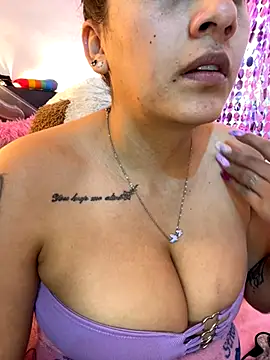 Snapshot of Nicol_V chatting on November 2025 05:05:01 AM Nicol V online show from November 2025 05:05:01 AM