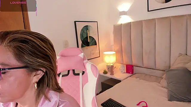 Clhoe Johnson online show from October 2025 02:39:02 AM