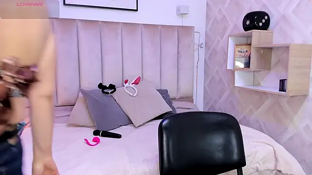 Clhoe Johnson online show from October 2025 12:09:01 PM