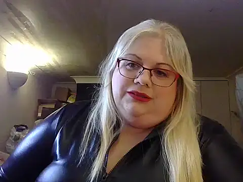 Kinkyhousewife83 online show from September 2025 04:23:02 PM