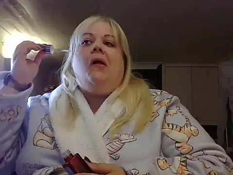 Kinkyhousewife83 online show from October 2025 10:05:01 AM