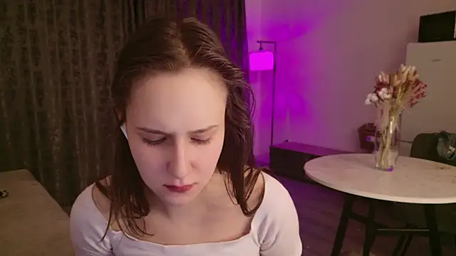 Snapshot of LucyRose3 chatting on February 2026 04:40:02 AM LucyRose3 online show from February 2026 04:40:02 AM