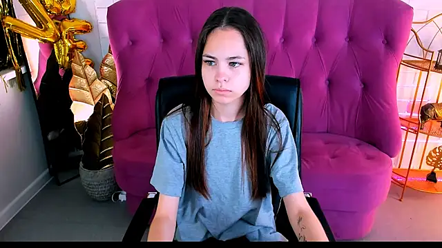 Snapshot of UliaNeer chatting on October 2025 05:08:01 AM UliaNeer online show from October 2025 05:08:01 AM