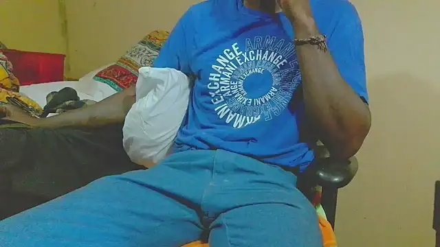 EYEzIAM online show from April 2026 04:01:01 AM