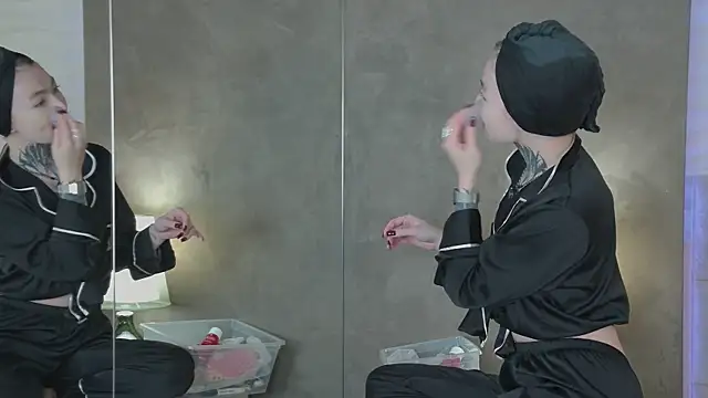 AriWild online show from December 2025 04:50:01 AM