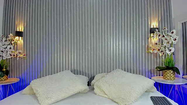 SOPHICOLLINS online show from September 2025 07:03:02 PM