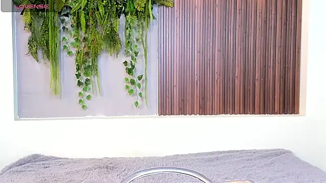 Dakotaferreti online show from October 2025 08:20:01 PM