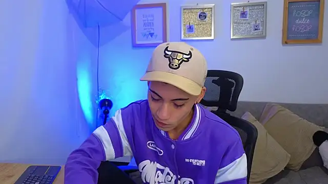 yulian vasquez online show from November 2025 12:04:02 PM