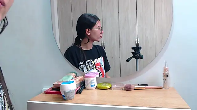 pinky f00x online show from March 2026 07:42:02 PM