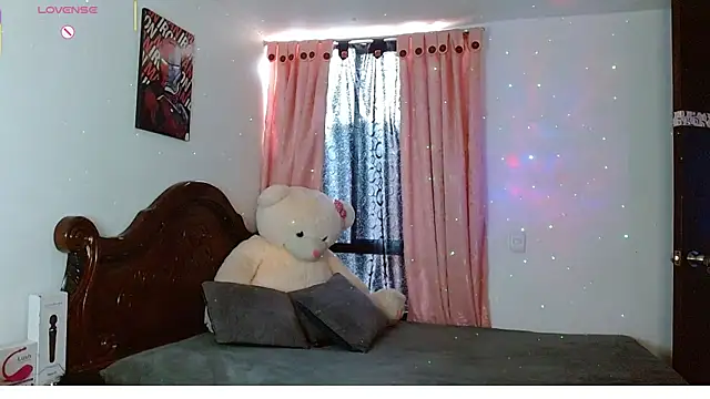 Hoolly Jones online show from December 2025 03:28:02 PM