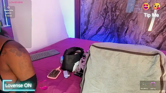 MiiaaCollinss online show from November 2025 02:28:02 PM