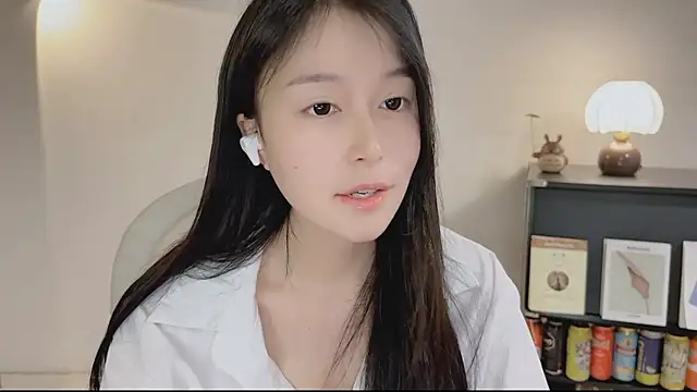 Snapshot of Onechestnut chatting on April 2026 12:40:02 PM Onechestnut online show from April 2026 12:40:02 PM