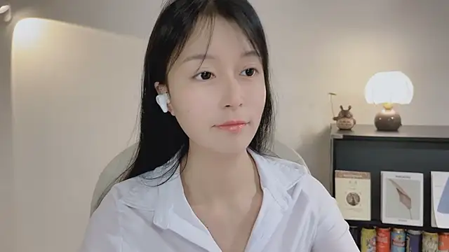 Snapshot of Onechestnut chatting on April 2026 05:10:02 AM Onechestnut online show from April 2026 05:10:02 AM