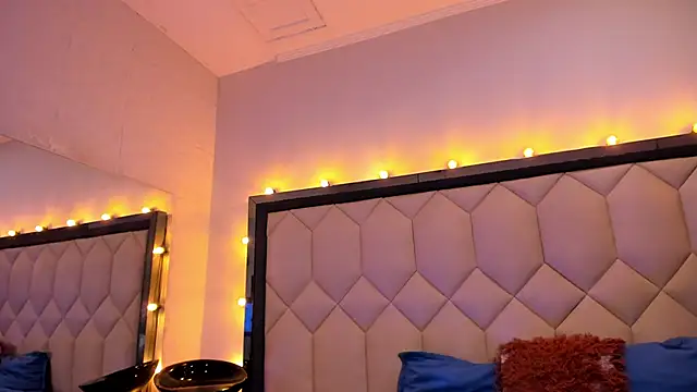 Scarletbigbug online show from November 2025 06:53:01 PM