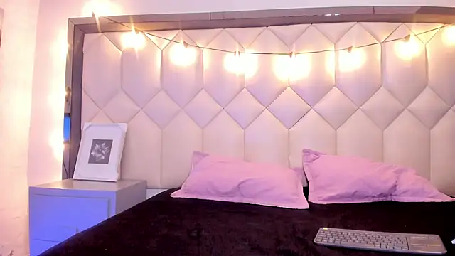 Snapshot of Scarletbigbug chatting on February 2026 11:37:01 AM Scarletbigbug online show from February 2026 11:37:01 AM