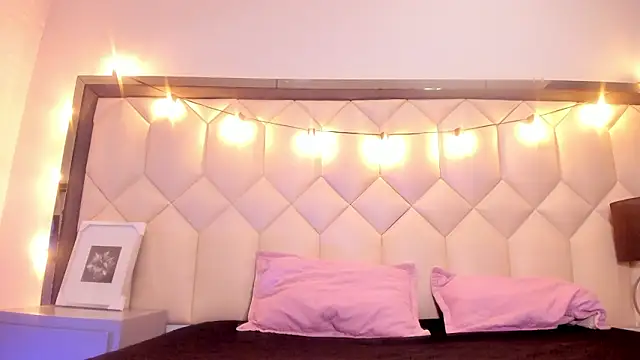 Snapshot of Scarletbigbug chatting on February 2026 12:00:01 PM Scarletbigbug online show from February 2026 12:00:01 PM